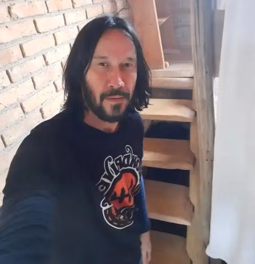 Đây là diễn viên Keanu Reeves? Không, đây là Marcos. Ảnh: Newsflash.