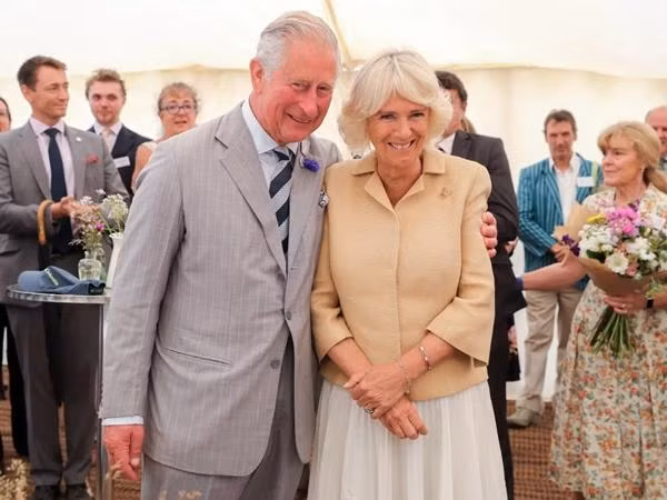 Vợ chồng Thái tử Charles - Camilla mắc COVID-19. Ảnh: She Knows.