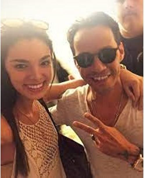 Nadia chụp ảnh với ca sĩ, nhạc sĩ Marc Anthony vào vài năm trước. Ảnh: Elsiglo. Nadia chụp ảnh với ca sĩ, nhạc sĩ Marc Anthony vào vài năm trước. Ảnh: Elsiglo.