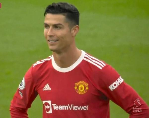 Không còn gì để nói, không còn cảm xúc nào để bộc lộ, đành phải cười. Ảnh: TalkSport.