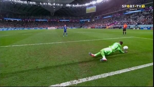 Các cầu thủ Nhật Bản sút nhẹ và không gây khó khăn cho thủ môn của Croatia. Ảnh: Sport-TV. Các cầu thủ Nhật Bản sút nhẹ và không gây khó khăn cho thủ môn của Croatia. Ảnh: Sport-TV.