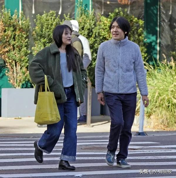 Trước đó, thỉnh thoảng Mako và chồng vẫn cùng nhau ra phố, nhưng gần đây Mako không xuất hiện. Ảnh: Probe-Media for Daily Mail.