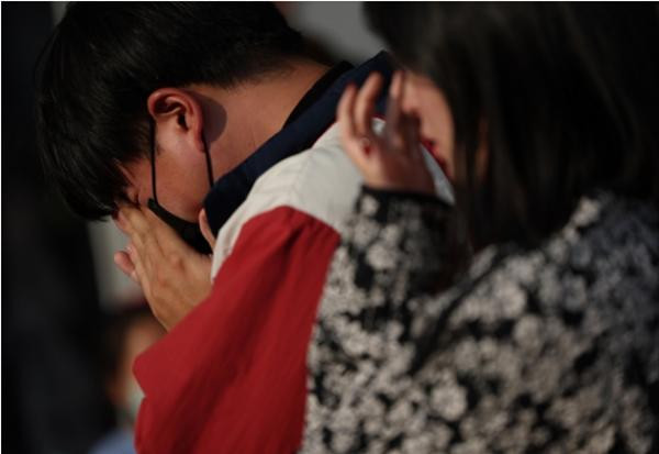 Nhiều người đang khóc tại một điểm tưởng niệm các nạn nhân thảm kịch Itaewon tại Seoul. Ảnh: Yonhap. Nhiều người đang khóc tại một điểm tưởng niệm các nạn nhân thảm kịch Itaewon tại Seoul. Ảnh: Yonhap.