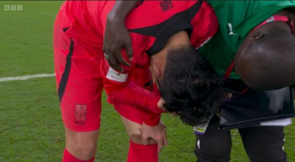 Heung-min không thể ngừng khóc sau khi trận đấu kết thúc. Ảnh: BBC Sport. Heung-min không thể ngừng khóc sau khi trận đấu kết thúc. Ảnh: BBC Sport.