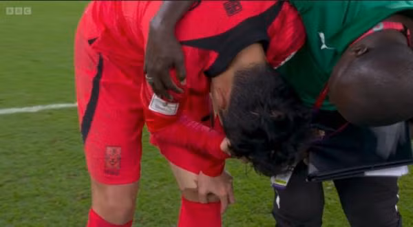 Heung-min không thể ngừng khóc sau khi trận đấu kết thúc. Ảnh: BBC Sport.