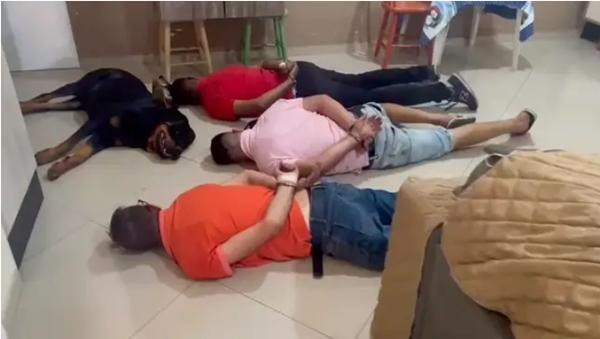 Chú chó nằm lăn ra cạnh 3 người chủ khi chủ bị cảnh sát khống chế. Ảnh: Newsflash. Chú chó nằm lăn ra cạnh 3 người chủ khi chủ bị cảnh sát khống chế. Ảnh: Newsflash.