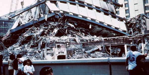 Một tòa nhà bị sập trong trận động đất ngày 19/9/1985 ở Mexico City. Ảnh: US Geological Survey.