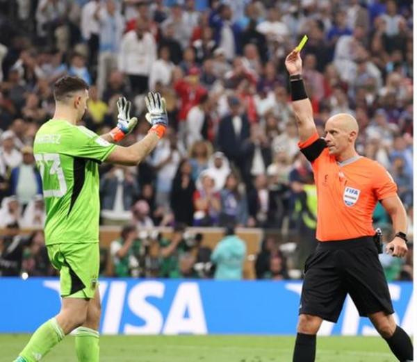 Là người hùng của đội tuyển Argentina nhưng thủ môn Martinez gây rất nhiều tranh cãi vì những hành động của anh. Ảnh: Fox Sports.