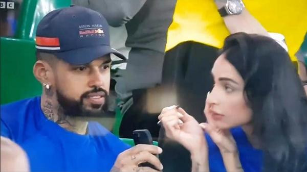 &quot;Anh cầm điện thoại cho chắc vào!&quot;. Ảnh: Twitter.