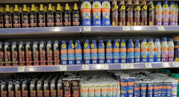 Banana Boat là loại kem chống nắng được bán nhiều ở Mỹ, tại Việt Nam cũng có bán. Ảnh: News Post US Zero. Banana Boat là loại kem chống nắng được bán nhiều ở Mỹ, tại Việt Nam cũng có bán. Ảnh: News Post US Zero.