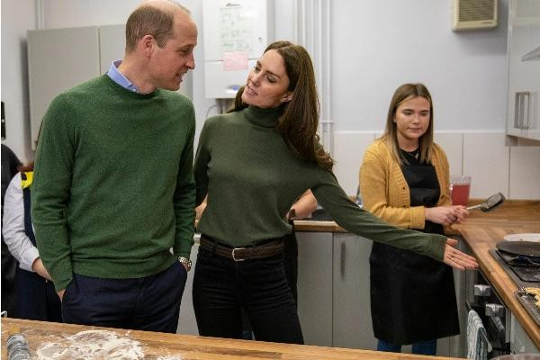 Cặp vợ chồng Hoàng gia mặc đồ đôi và cư xử rất tình cảm. Ảnh: Getty Images. Cặp vợ chồng Hoàng gia mặc đồ đôi và cư xử rất tình cảm. Ảnh: Getty Images.