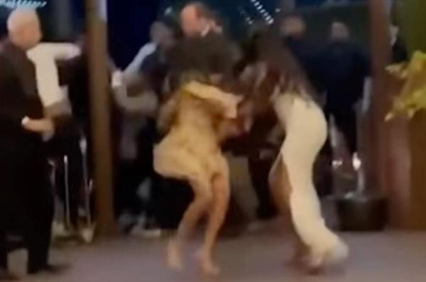 Một số người chứng kiến nói rằng một cô gái đội vương miện cũng tham gia, không biết là đánh nhau hay can ngăn, và không biết đó có phải tân Hoa hậu không. Ảnh: Colombo Gazette.