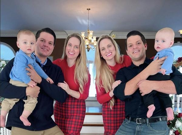 Có lẽ 2 cặp bố mẹ phải cho 2 bé mặc cái quần khác màu nhau để còn phân biệt. Ảnh: Instagram.