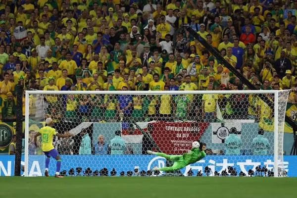 Quả penalty đầu tiên mà hỏng là những người sút sau rất bị áp lực. Ảnh: Getty.