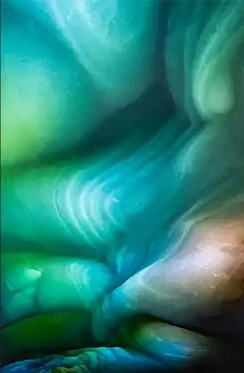 Hiệu ứng ánh sáng tạo ra những hình ảnh tuyệt đẹp trong hang băng. Ảnh: Mathew Nichols. Hiệu ứng ánh sáng tạo ra những hình ảnh tuyệt đẹp trong hang băng. Ảnh: Mathew Nichols.