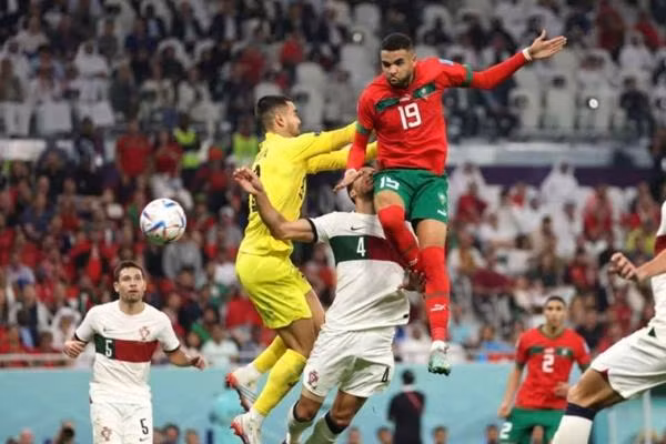 En-Nesyri bật nhảy cao hơn tất cả. Ảnh: Getty.