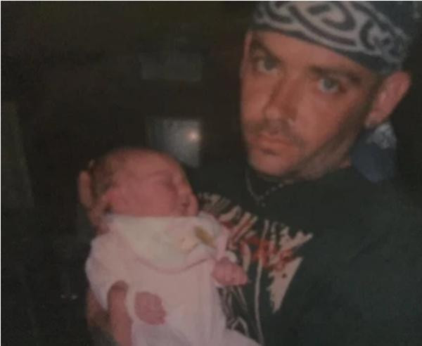 Ikea được bố bế khi còn nhỏ. Ảnh: SWNS. Ikea được bố bế khi còn nhỏ. Ảnh: SWNS.