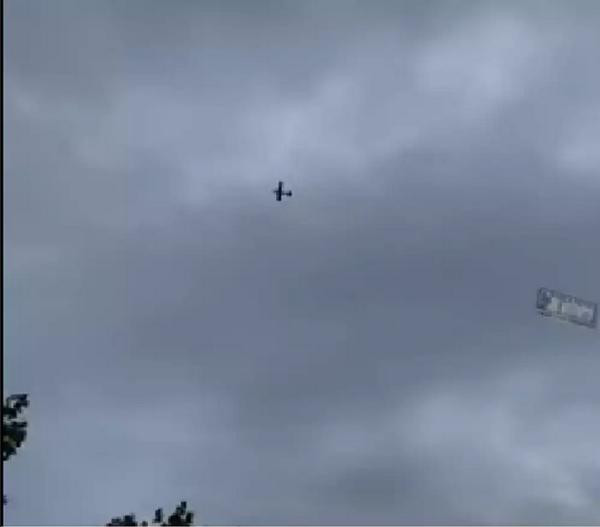 Máy bay đứng yên giữa trời khiến nhiều người tò mò. Ảnh: Reddit. Máy bay đứng yên giữa trời khiến nhiều người tò mò. Ảnh: Reddit.