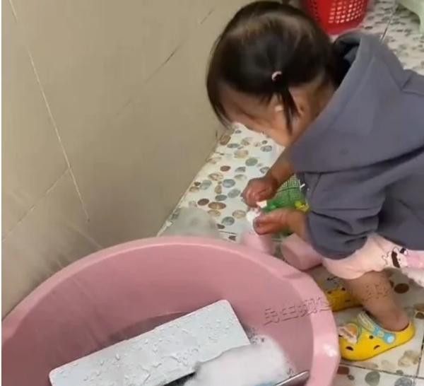 Rửa xà phòng rất cẩn thận. Ảnh: Weibo. Rửa xà phòng rất cẩn thận. Ảnh: Weibo.