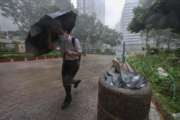 Hồng Kông (Trung Quốc) đã có gió to, khiến người đi bộ gặp khó khăn (ảnh ngày 9/8/2022). Ảnh: Calvin Ng/ China Daily. Hồng Kông (Trung Quốc) đã có gió to, khiến người đi bộ gặp khó khăn (ảnh ngày 9/8/2022). Ảnh: Calvin Ng/ China Daily.