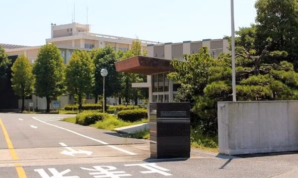 Trường học phát ra tiếng chuông lúc nửa đêm. Ảnh: Chugoku Shimbun.