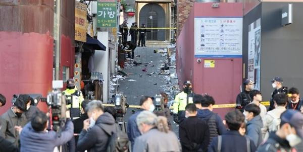 Một ngõ hẻm ở Itaewon được chăng dây vào hôm nay sau thảm kịch giẫm đạp đêm hôm qua. Ảnh: Yonhap. Một ngõ hẻm ở Itaewon được chăng dây vào hôm nay sau thảm kịch giẫm đạp đêm hôm qua. Ảnh: Yonhap.