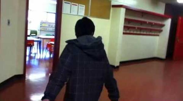 Vì muốn lấy lại món đồ từng bị thầy giáo tịch thu, Taro quyết định đột nhập trường cũ. Ảnh minh họa: YouTube. Vì muốn lấy lại món đồ từng bị thầy giáo tịch thu, Taro quyết định đột nhập trường cũ. Ảnh minh họa: YouTube.