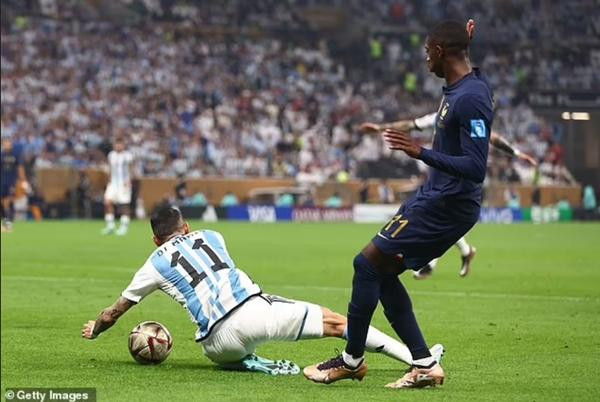 Chỉ chờ Dembele động vào là Di Maria ngã luôn. Ảnh: Getty.