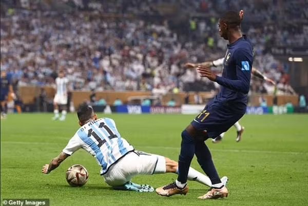 Chỉ chờ Dembele động vào là Di Maria ngã luôn. Ảnh: Getty.