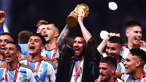 Vậy là Messi nâng cúp trong khi mặc áo choàng màu đen. Ảnh: Getty.