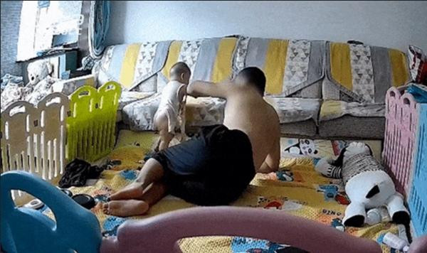 Người bố định lau mặt cho con rồi mới phát hiện ra sự tình. Ảnh: Weibo.