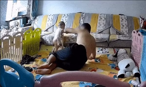 Người bố định lau mặt cho con rồi mới phát hiện ra sự tình. Ảnh: Weibo. Người bố định lau mặt cho con rồi mới phát hiện ra sự tình. Ảnh: Weibo.