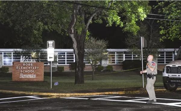 Cảnh sát vẫn đang làm việc xuyên đêm tại trường Tiểu học Robb. Ảnh: Alamy. Cảnh sát vẫn đang làm việc xuyên đêm tại trường Tiểu học Robb. Ảnh: Alamy.