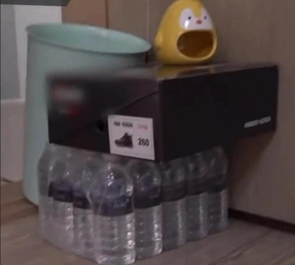 Trúng thưởng được nước đóng chai, Ji-hyeon không để uống mà đem bán. Ảnh: SBS. Trúng thưởng được nước đóng chai, Ji-hyeon không để uống mà đem bán. Ảnh: SBS.