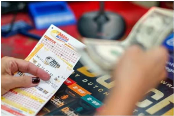 Một phụ nữ trúng xổ số khi mua theo biển số xe cũ của mình. Ảnh minh họa: Shutterstock.