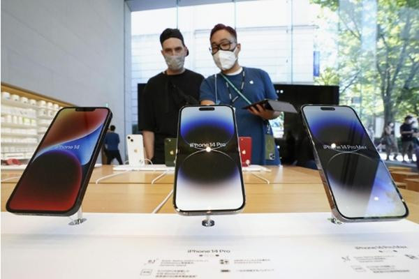 Trong một Apple Store ở Tokyo (Nhật). Ảnh: Kyodo. Trong một Apple Store ở Tokyo (Nhật). Ảnh: Kyodo.