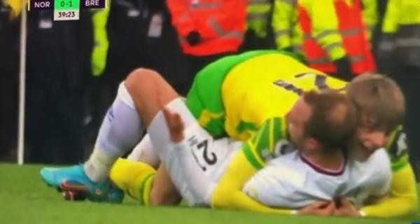 Nhận ra Eriksen, Williams lập tức chuyển giận thành mừng, ôm chầm lấy "đối thủ". Ảnh: Premier League Production. Nhận ra Eriksen, Williams lập tức chuyển giận thành mừng, ôm chầm lấy "đối thủ". Ảnh: Premier League Production.