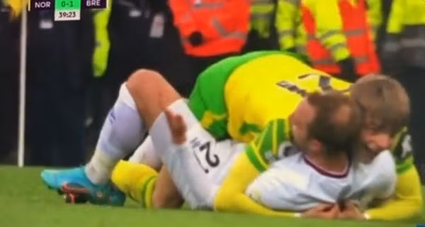 Nhận ra Eriksen, Williams lập tức chuyển giận thành mừng, ôm chầm lấy "đối thủ". Ảnh: Premier League Production. Nhận ra Eriksen, Williams lập tức chuyển giận thành mừng, ôm chầm lấy "đối thủ". Ảnh: Premier League Production.