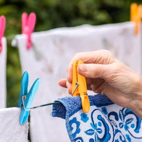 Không thể hiểu nổi logic của việc đột nhập nhà người khác rồi phơi quần áo. Ảnh minh họa: Media Amazon.