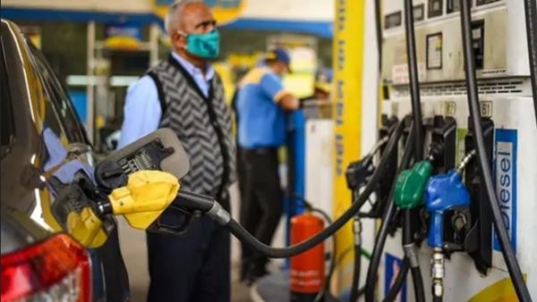 Trong hơn nửa tháng qua, giá xăng ở Ấn Độ gần như ngày nào cũng tăng. Ảnh: Amal KS/ HT PHOTO. Trong hơn nửa tháng qua, giá xăng ở Ấn Độ gần như ngày nào cũng tăng. Ảnh: Amal KS/ HT PHOTO.