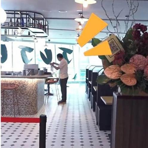 Bác Hứa Thiệu Hùng đang lau bàn ghế ở quán của con gái. Ảnh: Karman. Bác Hứa Thiệu Hùng đang lau bàn ghế ở quán của con gái. Ảnh: Karman.