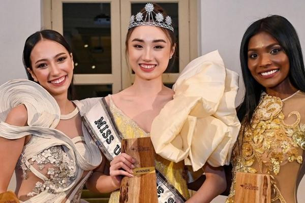 Á hậu 2 Denissia Li Xia Delangle, Hoa hậu Carissa Yap và Á hậu 1 Yvonne Sashirekha (trái sang phải). Ảnh: Miss Universe Singapore.