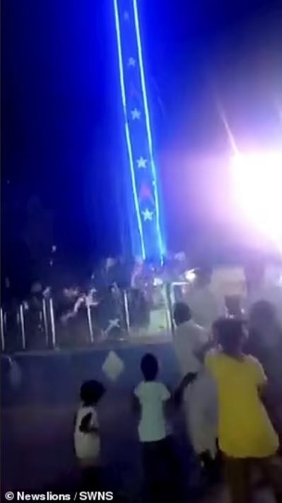 Mọi người sợ hãi khi vòng đu quay khổng lồ rơi từ trên cao xuống đất. Ảnh: Newslions/ SWNS.