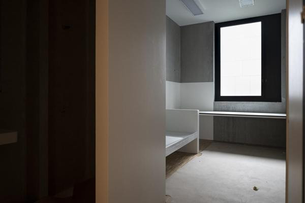 Bên trong một phòng giam. Ảnh: Gaetan Bally/ Keystone via AP.