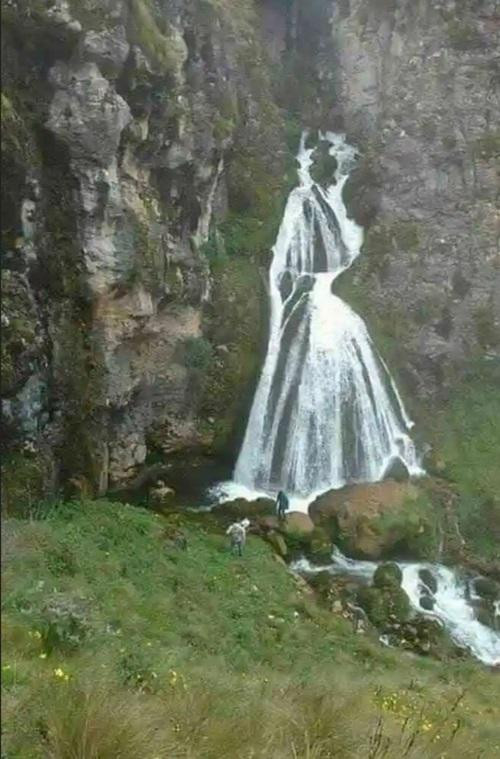 Rất nhiều người muốn đến nhìn tận mắt Thác Cô dâu. Ảnh: Facebook.