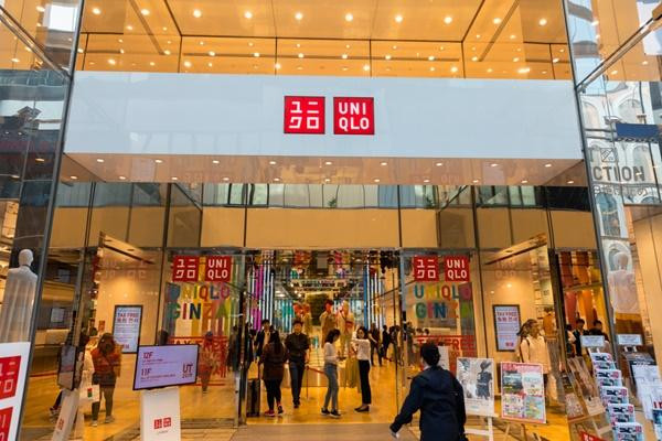 Khách hàng mua sắm ở một cửa hàng Uniqlo. Ảnh: Shutterstock.