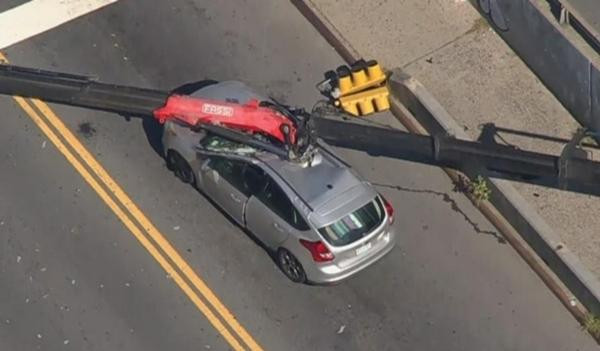 Cần cẩu gãy sập vào chiếc ô tô đang dừng đèn đỏ. Ảnh: ABC7. Cần cẩu gãy sập vào chiếc ô tô đang dừng đèn đỏ. Ảnh: ABC7.