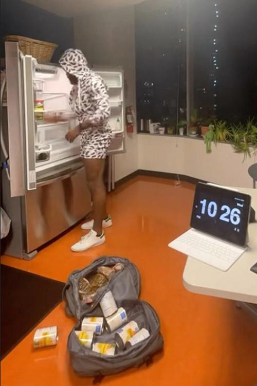 Dọn đồ từ nhà để đem đến công ty. Ảnh: Simon Jackson. Dọn đồ từ nhà để đem đến công ty. Ảnh: Simon Jackson.