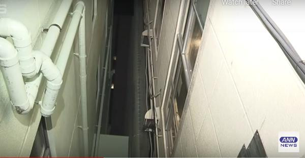 Khe hẹp giữa 2 tòa nhà mà một người đàn ông ở Nhật bị rơi xuống. Ảnh: Ann News. Khe hẹp giữa 2 tòa nhà mà một người đàn ông ở Nhật bị rơi xuống. Ảnh: Ann News.