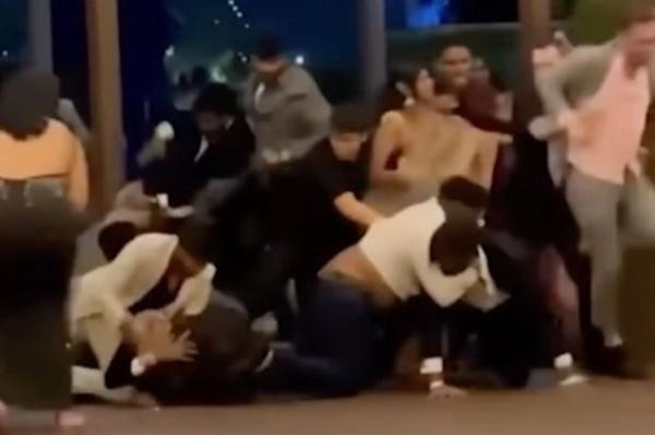 Nhiều người đấm đá nhau tại buổi tiệc mừng tân Hoa hậu Sri Lanka. Ảnh: Colombo Gazette.